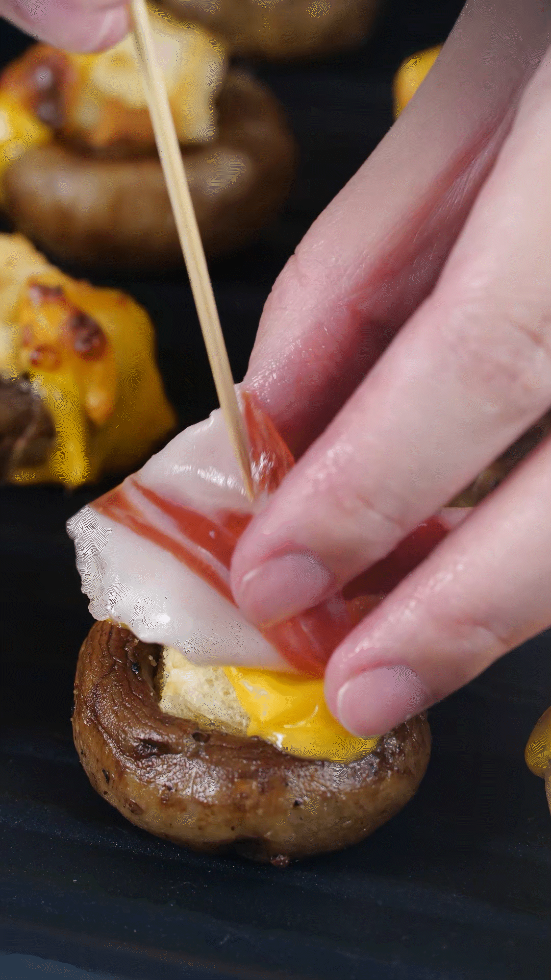 將火腿卷一卷，放在最頂部，插上竹簽