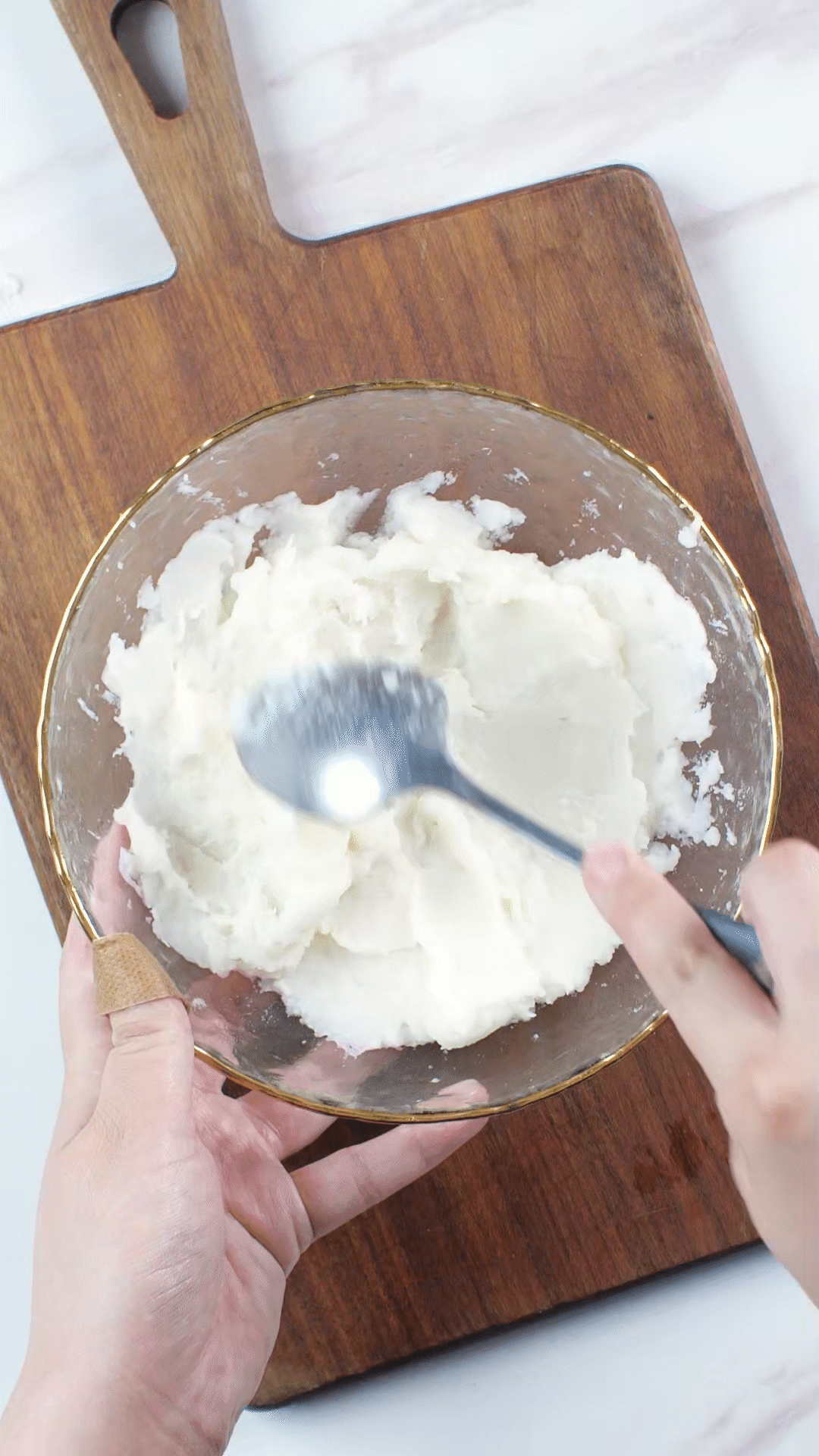 山藥去皮蒸熟，用涂抹奶酪、海鹽、橄欖油調味