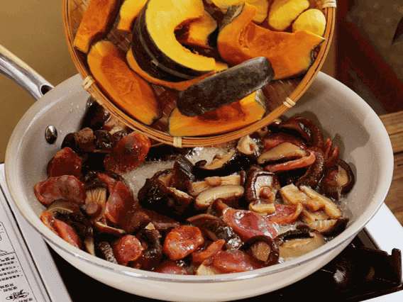 清洗好的大米放入電飯鍋，加裹滿醬汁的食材，再加剛好沒過食材的水，攪拌一下