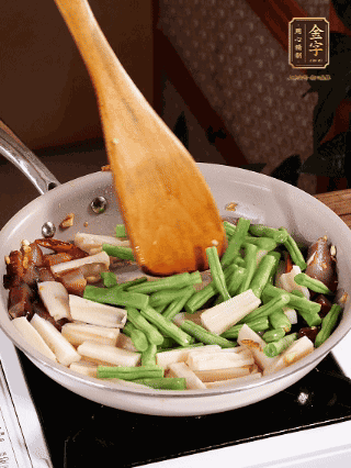 加少許生抽、蠔油、料酒、雞精調(diào)味，少許清水燜2分鐘，炒至豆角皺皮即可