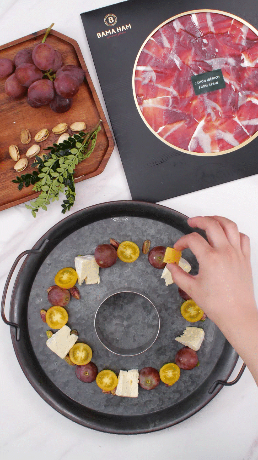 準(zhǔn)備一個大盤子，中間放上模具（或是一個空碗）預(yù)留空位，沿著磨具把食材擺盤成花環(huán)裝