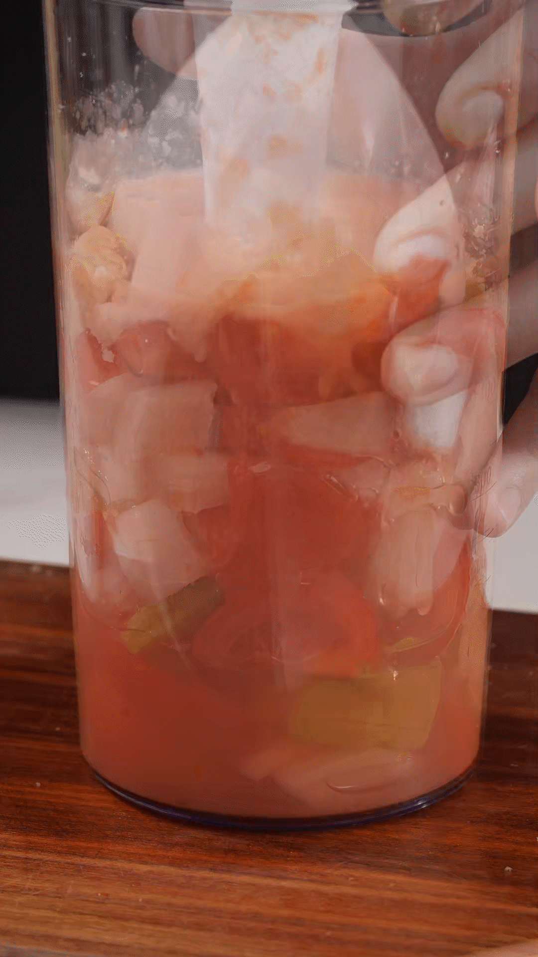 加入水、橄欖油、蘋(píng)果醋