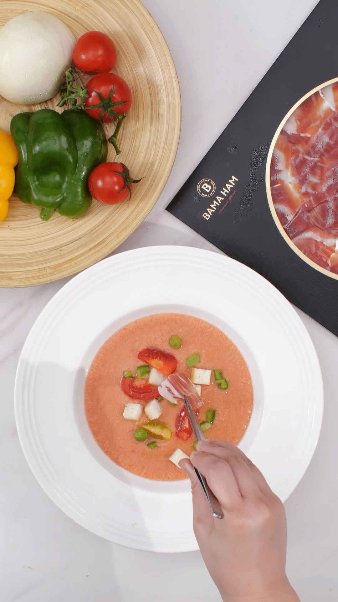 擺盤(pán)時(shí)，加入青豆，面包丁，黃瓜丁，烤面包丁，番茄丁