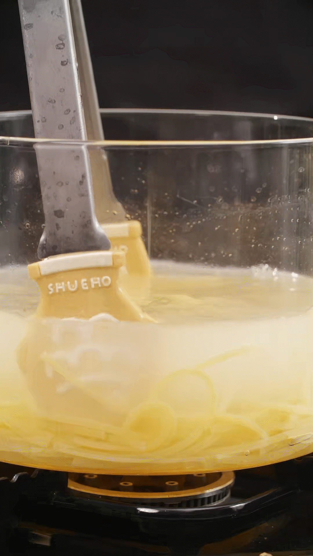 將意面煮熟，到自己喜歡的熟度。撈出過(guò)冷水，瀝干
