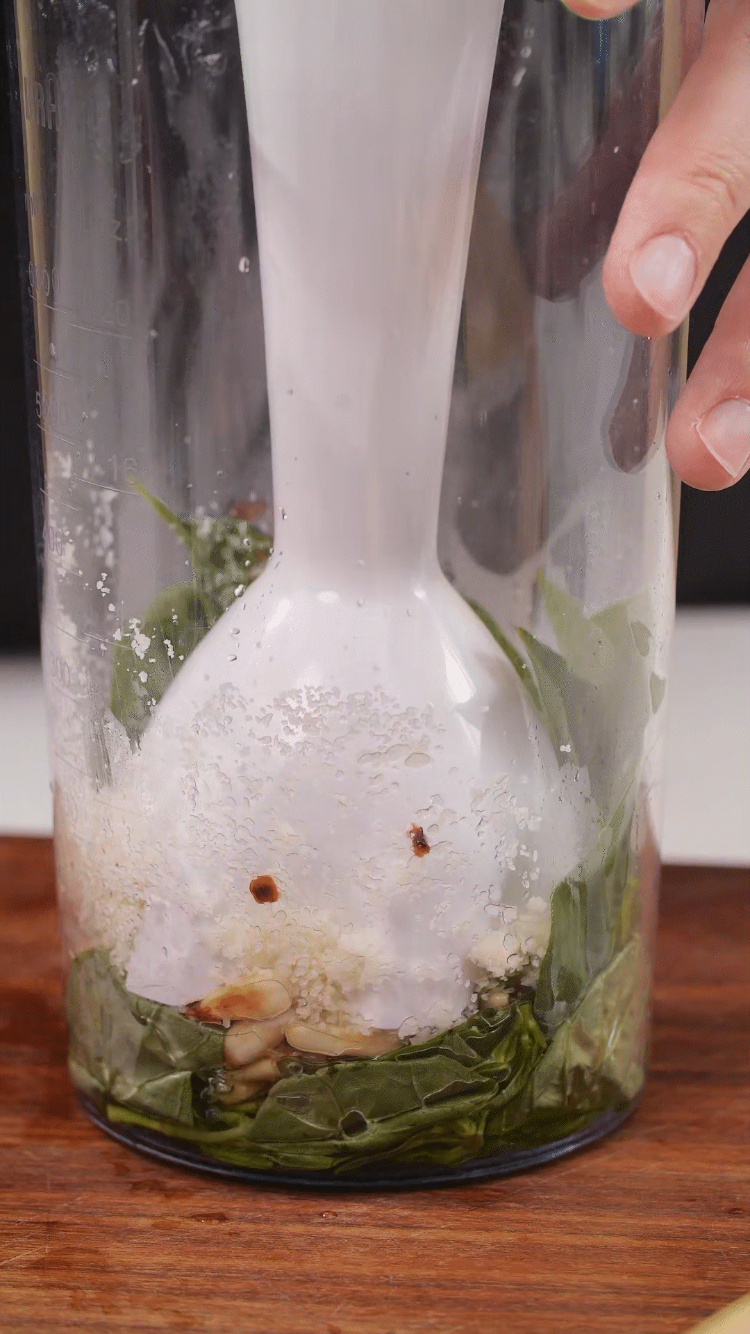 青醬制作：將羅勒去梗，只保留葉片，放入料理機(jī)
