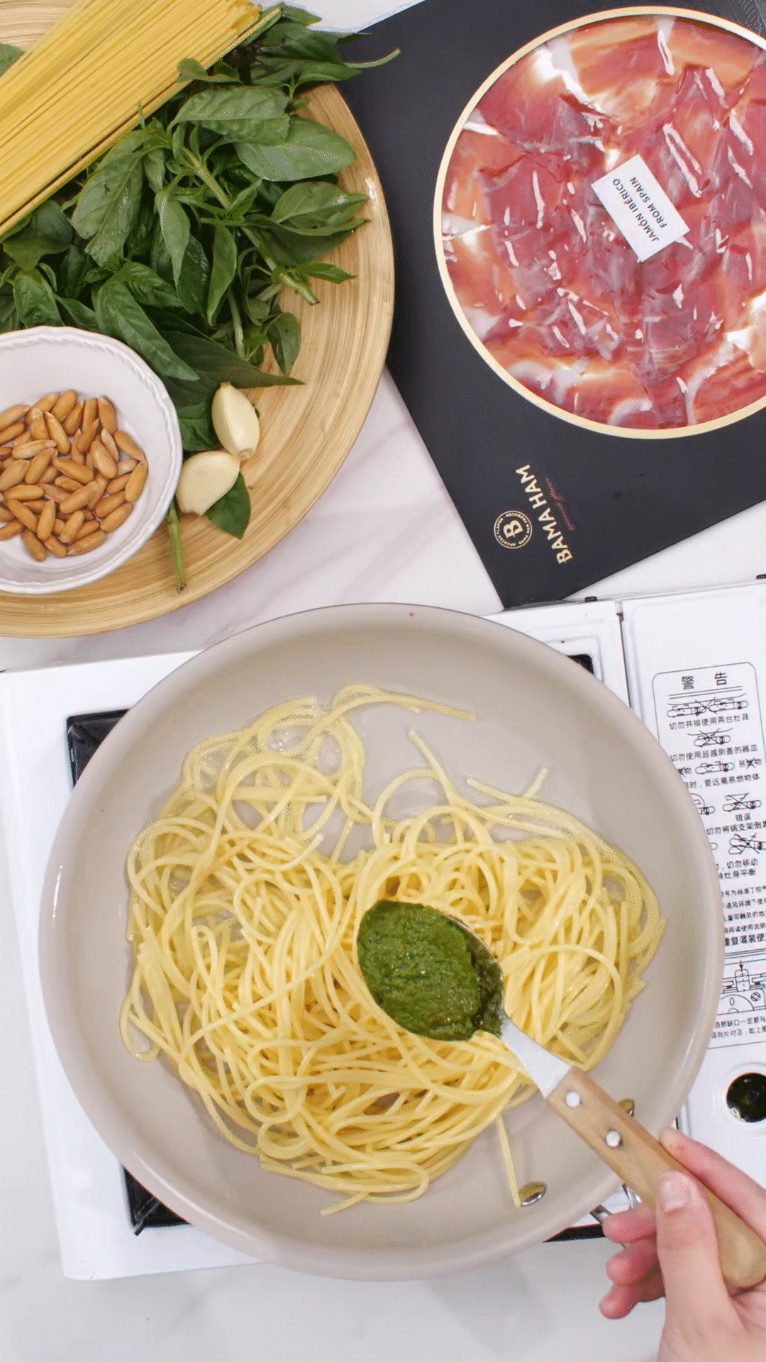 鍋中加入橄欖油，放入意面和青醬攪拌均勻裝盤(pán)
