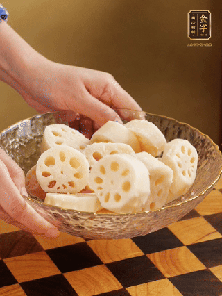 蓮藕洗凈削皮，切大塊，用鹽、糖腌制30分鐘。