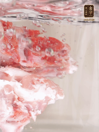 豬骨冷水下鍋，加蔥姜、料酒焯水4分鐘。