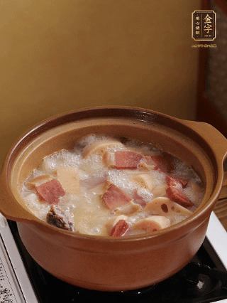 豬油潤鍋，豬骨、姜片煸出油脂香，再依次下開水、蓮藕、火腿，大火燒開