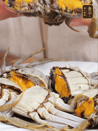 大閘蟹處理干凈，一切兩半。