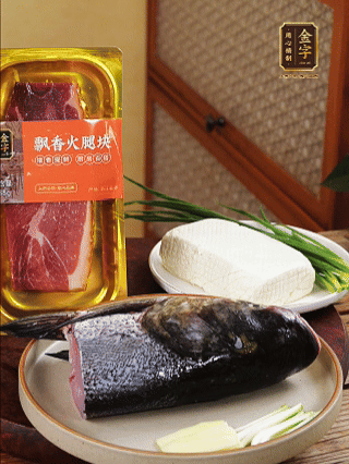 花鰱魚頭處理干凈（刮黑膜、除貼骨血、拔魚牙、剪魚鰭、刮凈魚肉表面雜質(zhì)），從中間劈開成兩半，擦干水分