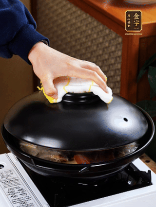 大火燒開，大火煮10~15分鐘。放入切好的豆腐，再煮5分鐘